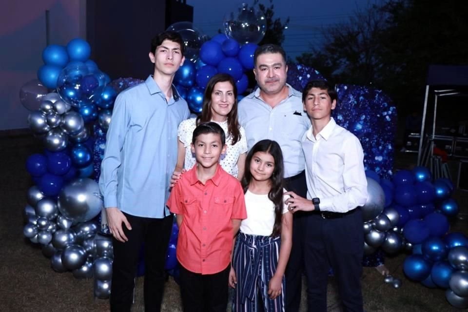 Emiliano Salinas Flores, Rocío Flores de Salinas, Carlos Salinas, Fernando Salinas Flores, Raymundo Salinas Flores y Ana Karen Salinas