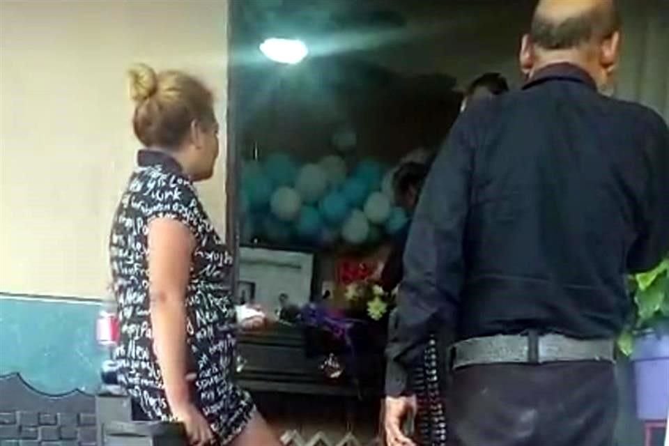 Con globos y mariachis, los restos del niño fueron velados en casa de su abuela.