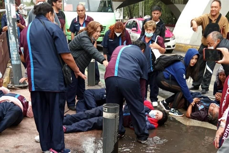 Los trabajadores fueron arrastrados hasta un charco, donde fueron auxiliados por sus compañeros.
