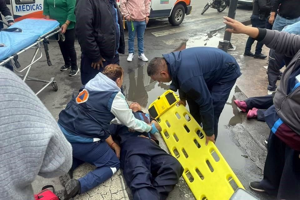 Cuatro mujeres y dos hombres resultaron con lesiones, por lo que fueron trasladados a hospitales.