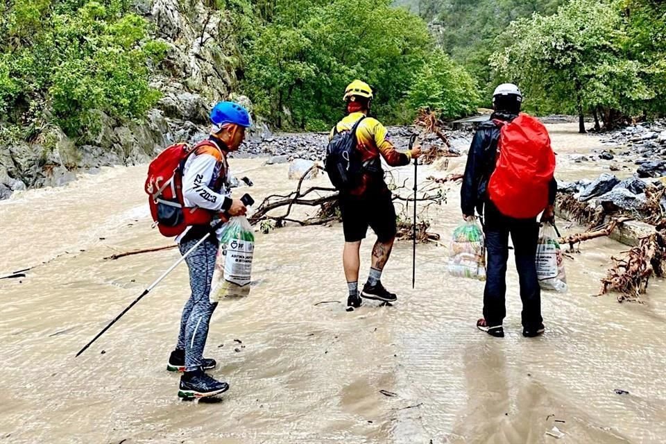 Senderistas llevan despensas a damnificados de la sierra.