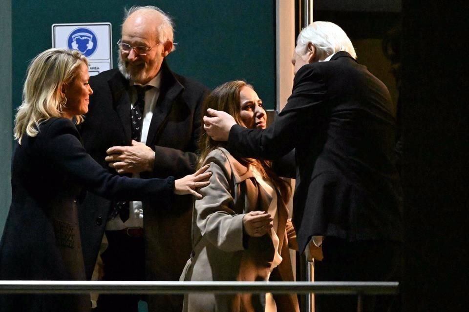 Julian Assange se encontró con su esposa Stella Assange después de llegar al aeropuerto de Canberra, Australia.