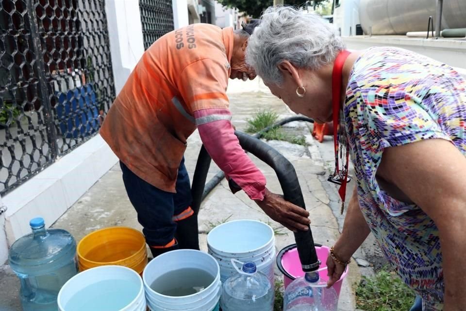 El Gobernador señaló que en caso de que alguna zona en donde los tanques ya están llenos siga faltando agua, habrá que hacer un reporte específico.