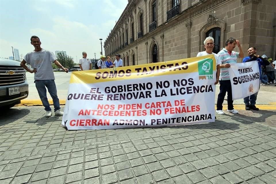 Alrededor de 100 personas arribaron a la calle Zaragoza, junto al Palacio de Gobierno.