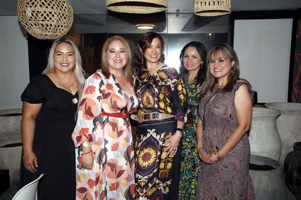 Claudia Delgado, Karen Villarreal, Brenda García de Valenti, Jéssika Espinosa y Gaby Espinosa