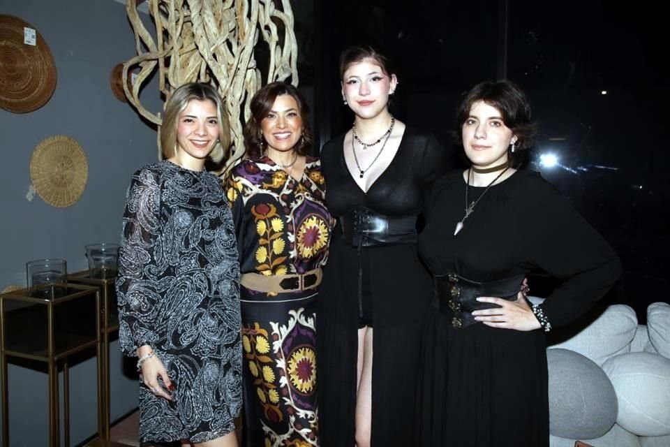 Michelle Valenti, Brenda García de Valenti, Ivanna Valenti y Andrea Valenti