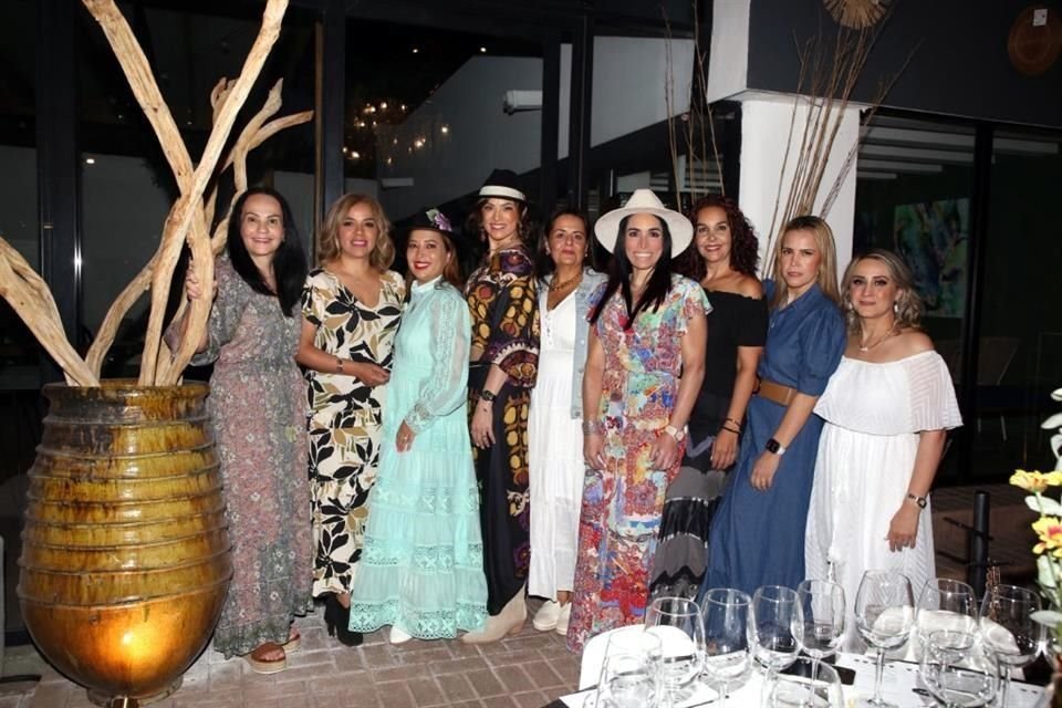 Rossy Chapa, Mayela Hernández, Cindy Chavarría, Brenda García de Valenti, Nora de la Garza, Renata Batarse, Bárbara Garza, Lolys de Reyna y Mayra Villarreal