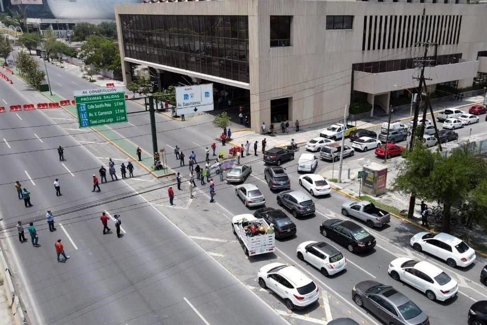 Los taxistas bloquearon la la Avenida Constitución.