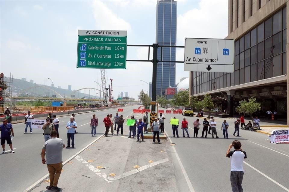 Los taxistas cerraron los seis carriles de Constitución a la altura de Emilio Carranza.