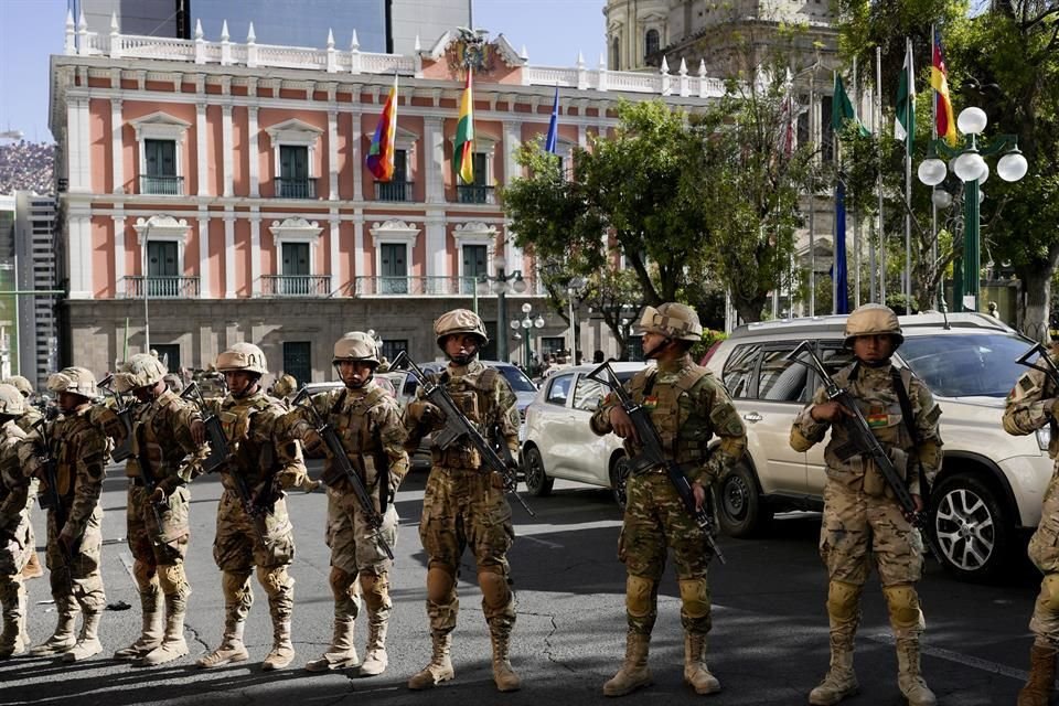 Soldados hacen guardia afuera del Palacio Presidencial en la Plaza Murillo, en La Paz, Bolivia.