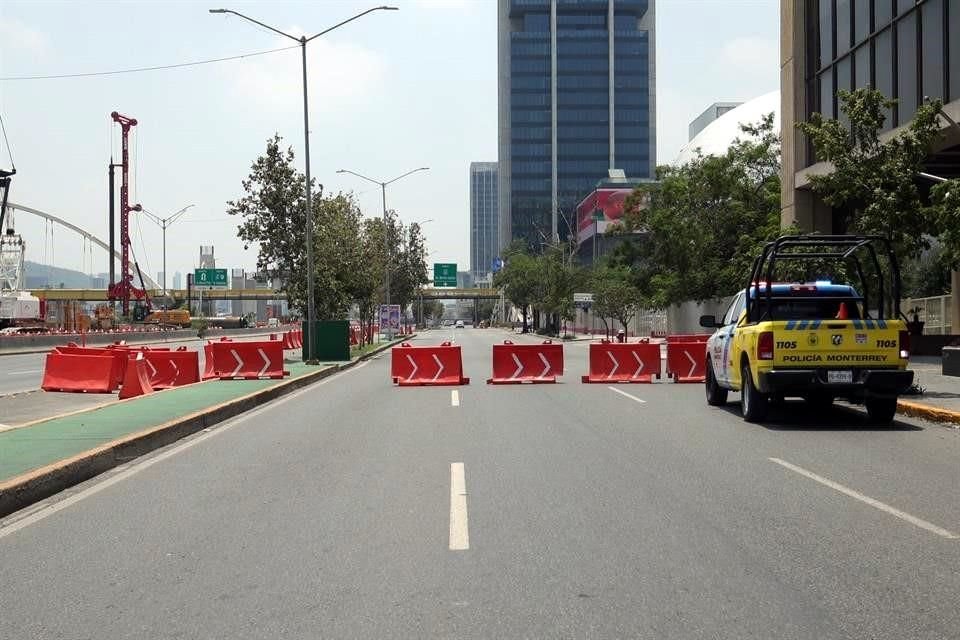 Elementos de Tránsito de Monterrey realizaron cierres preventivos ante la protesta.