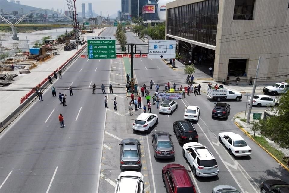 La manifestación la realizaron integrantes de Taxis Soberanos, Unión de taxis Nuevo León y Taxis Lealtad.