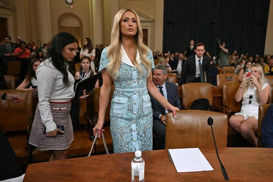 Paris Hilton exigió supervisión en los programas de atención a niños vulnerables, testificando en el Capitolio su los abusos que vivió.