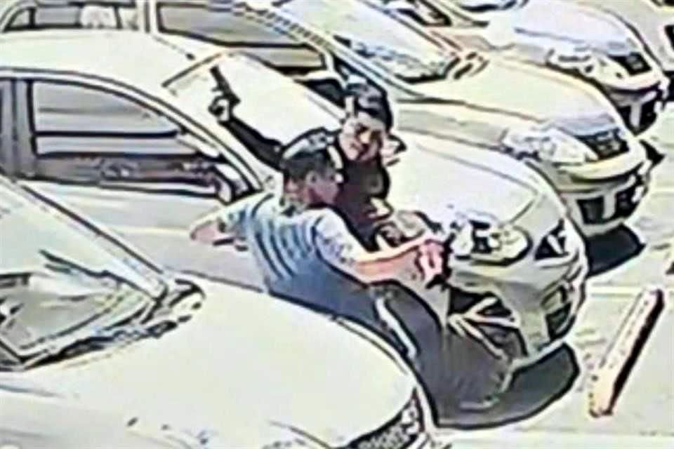 El delincuente disparó contra un cliente bancario, a quien intentó arrebatarle una mochila con dinero, afuera de un BBVA, en Linda Vista.