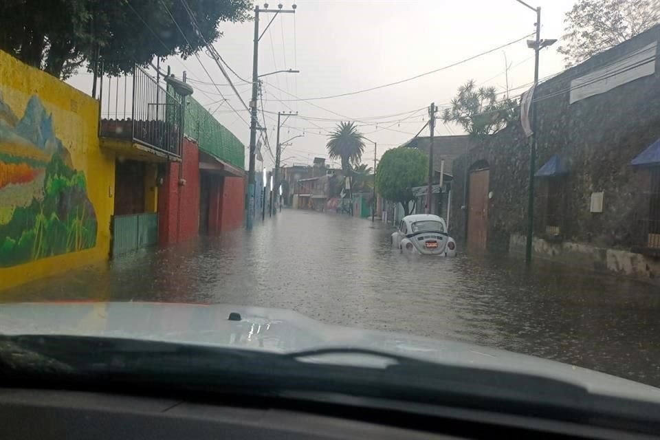 Un auto quedó varado en Avenida Jalisco, Colonia Santa María Aztahuacan, Alcaldía Iztapalapa.