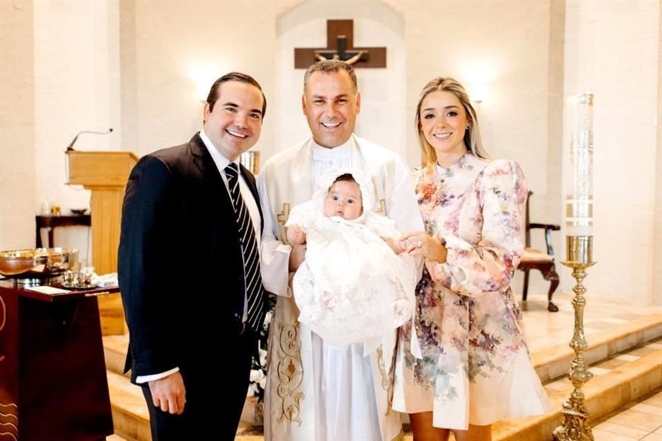Gerardo Gutiérrez Zambrano, el Padre Galo González con la bautizada y Laura Fernanda Villarreal de Gutiérrez