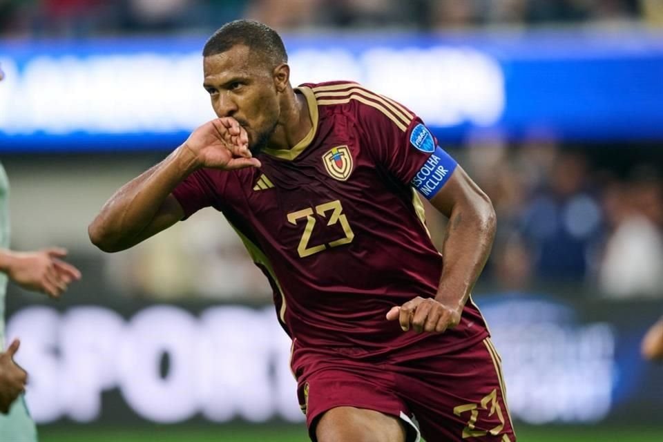 Salomón Rondón, jugador del Pachuca, anotó de penal.