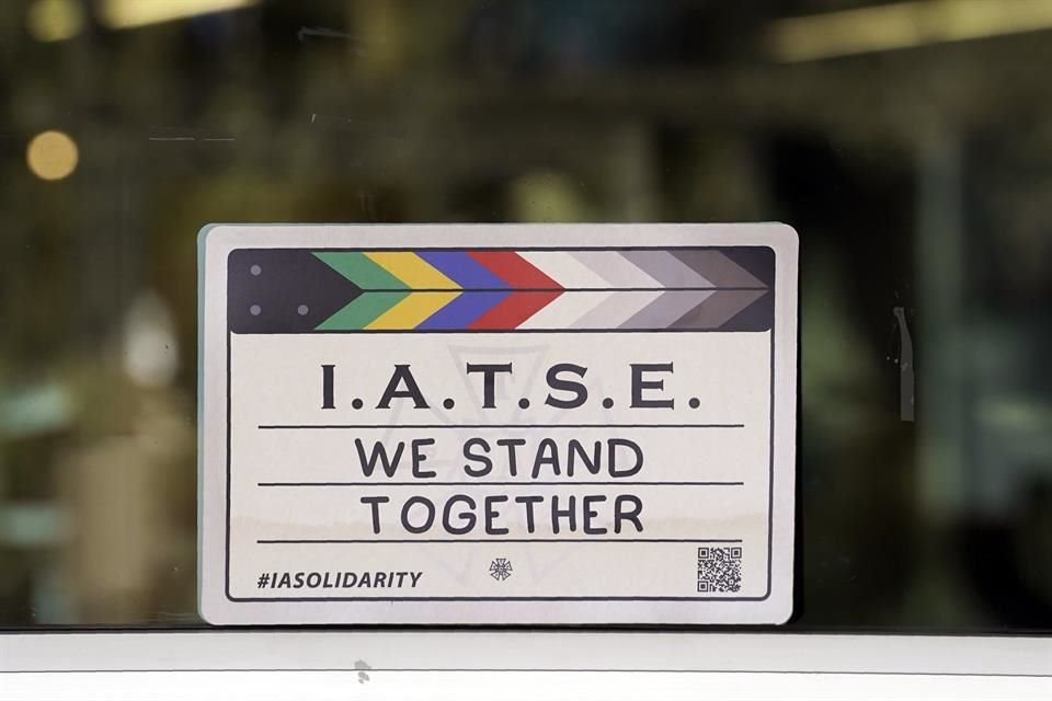 El sindicato que representa a la mayoría de los miembros del equipo de cine y televisión llegó a un acuerdo tentativo con los estudios.