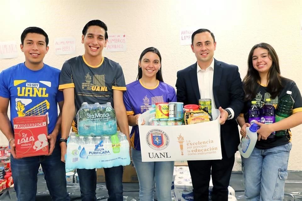 Luis Rolando Hernández Salazar (de saco), director de Actividades Estudiantiles, y alumnos mostraron los primeros donativos.