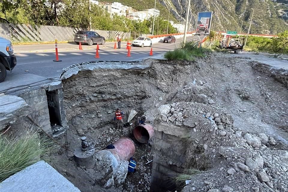 Elementos de Agua y Drenaje realizaban maniobras para devolver el agua a Santa Catarina.