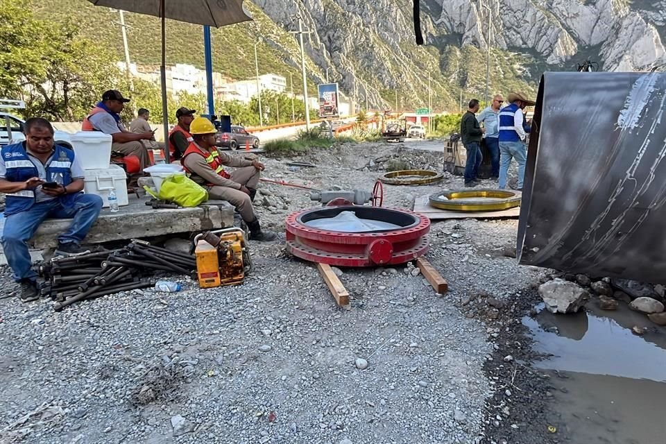 Elementos de Agua y Drenaje realizaban maniobras para devolver el agua a Santa Catarina.