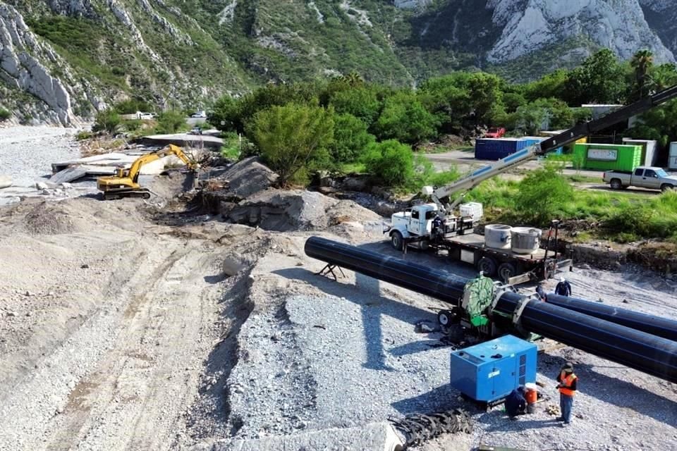 Elementos de Agua y Drenaje realizaban maniobras para devolver el agua a Santa Catarina.