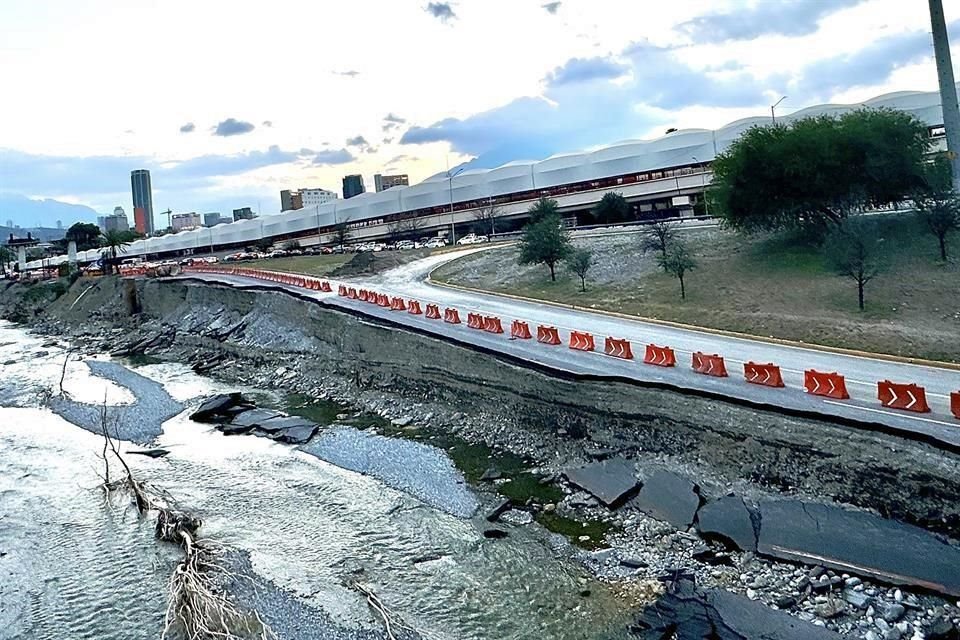 Entre los destrozos más visibles al Par Vial están los del carril exprés de Constitución a la altura de Félix U. Gómez.