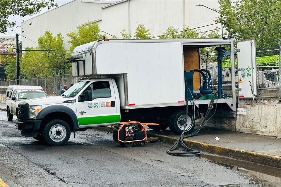 Personal de Instalaciones Hidráulicas y Mecánicas del Sistema realiza labores para drenar el agua que ingresó del exterior al cajón de vías.