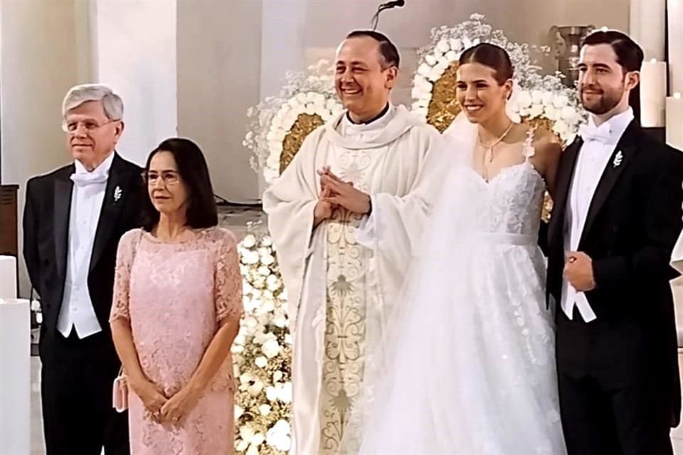 Fernando González Olivieri y Cristina García de González, papás de la novia, el Padre Adolfo Güemez L.C., y los novios