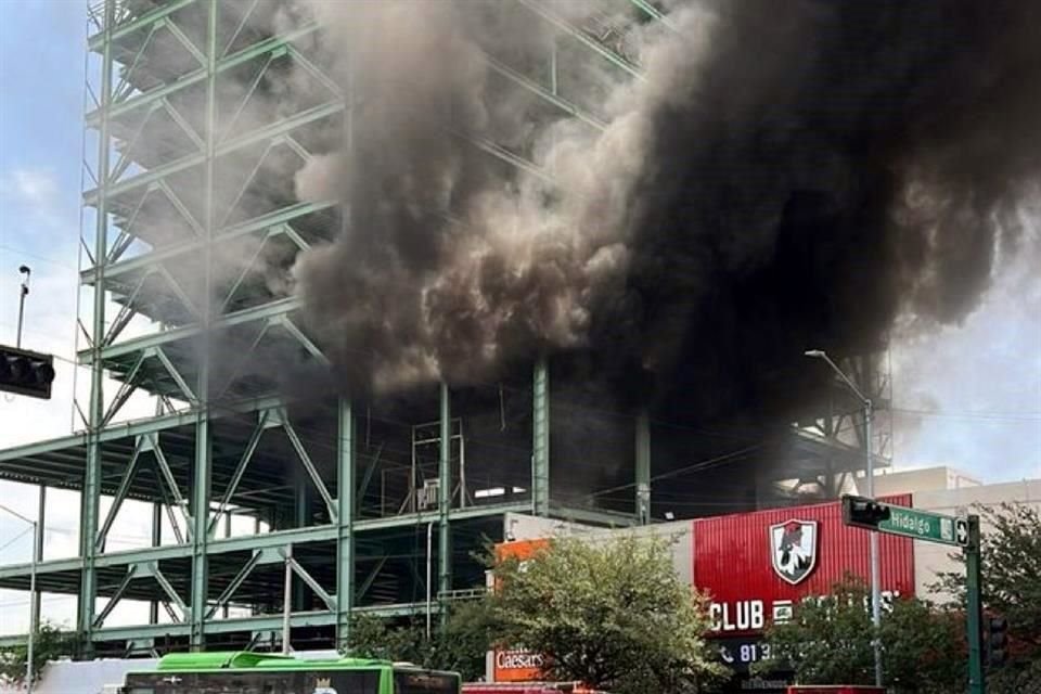 La columna de humo provenía del incendio de una lona y basura de un inmueble deshabitado.