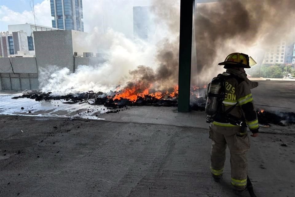 Elementos de Bomberos Nuevo León, Protección Civil, Policía y Tránsito, se desplegaron al sitio.