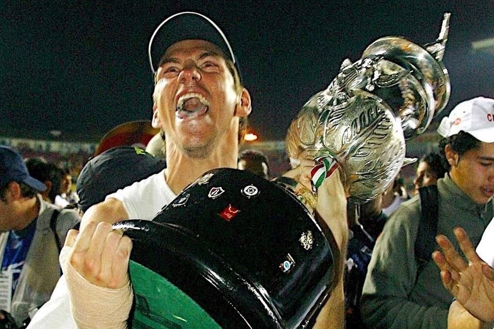 Guillermo Franco carga la copa del título del Clausura 2003.