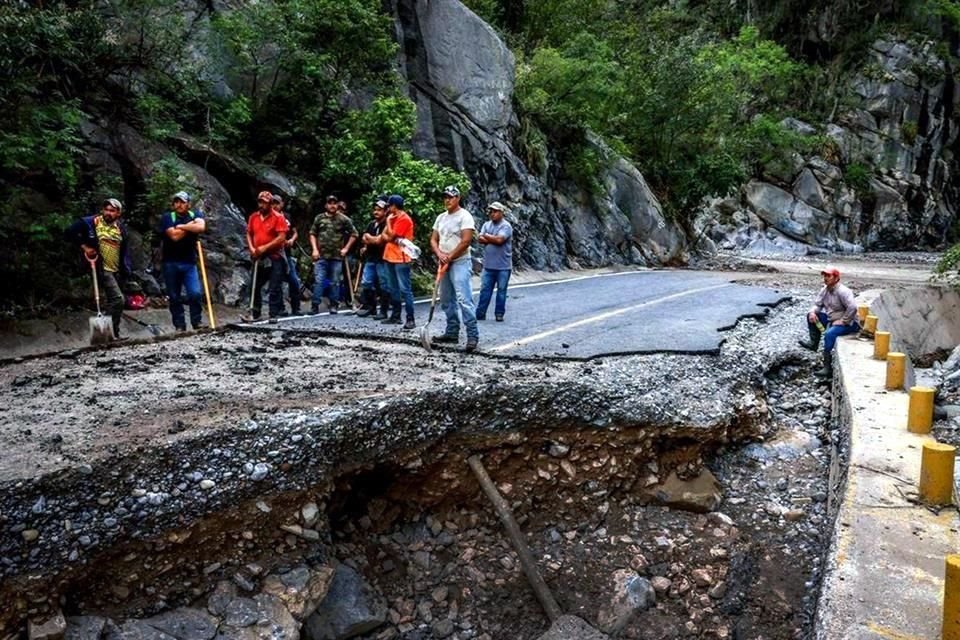 Pobladores de la Sierra de Santiago se unieron para abrir camino hacia Saltillo por ser una ruta con menos daños.