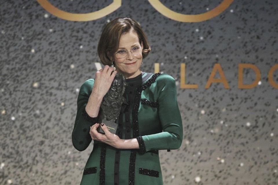 La actriz estadounidense Sigourney Weaver será homenajeada con el León de Oro por su trayectoria en la 81 edición del Festival de Cine de Venecia.