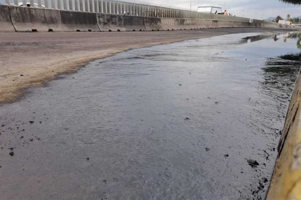 En la zona detrás del AICM se originó un incendio, el cual quemó parte de la barrera de contención de la vialidad y cableado eléctrico y telefónico.