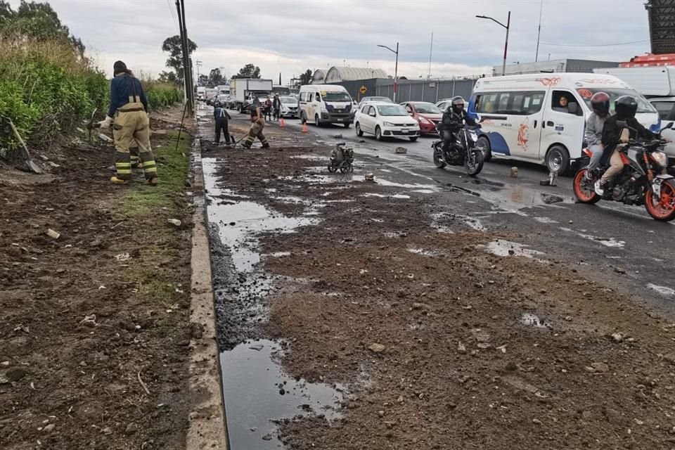 El fuego fue sofocado por vulcanos del AICM, pero en los encharcamientos de la zona, producto de las fuertes lluvias de los últimos días, quedó material tóxico.