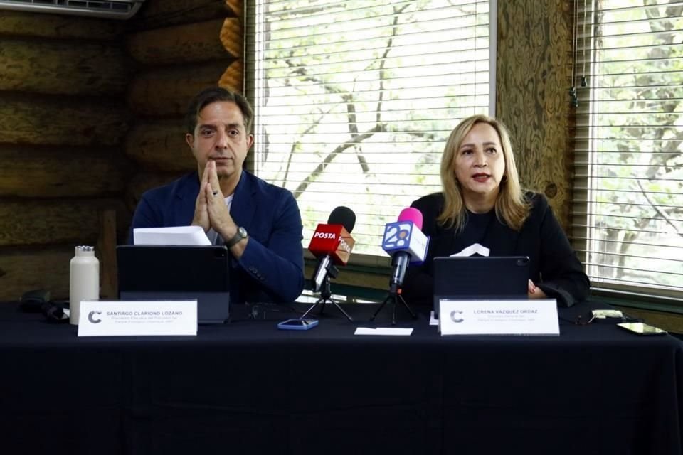 Santiago Clariond Lozano, presidente del patronato del Parque, y Lorena Vázquez Ordaz, directora general del Parque Ecológico.