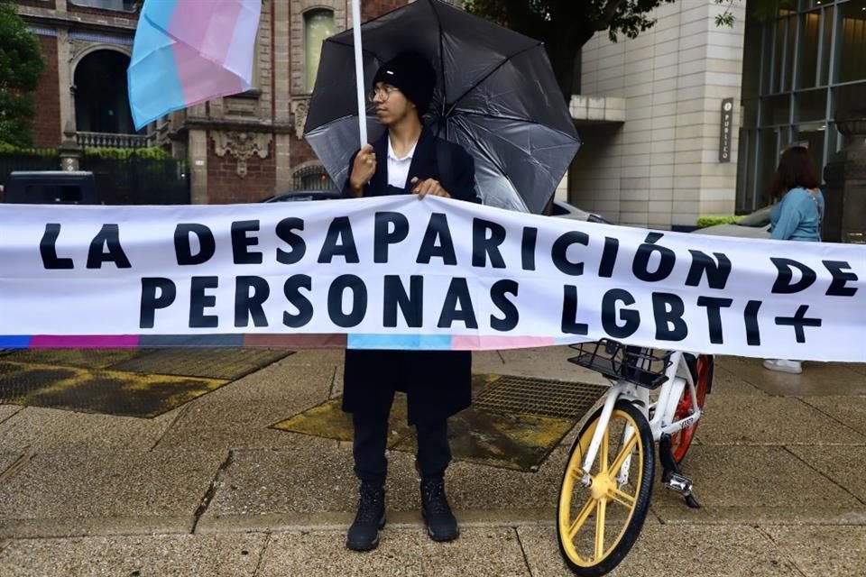 Activistas de la población LGBT+ se manifestaron en la Glorieta de las y los desaparecidos.