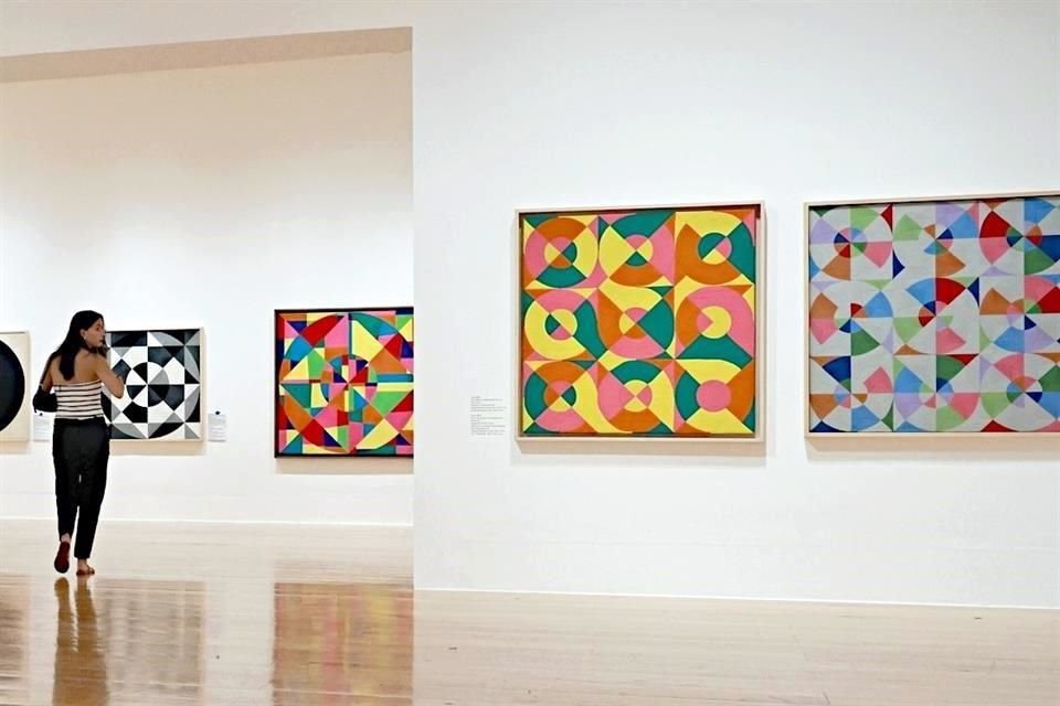 La expo está integrada por 122 obras entre pinturas, diseños, intervenciones urbanas y piezas bidimensionales producidas con hebra de lana.