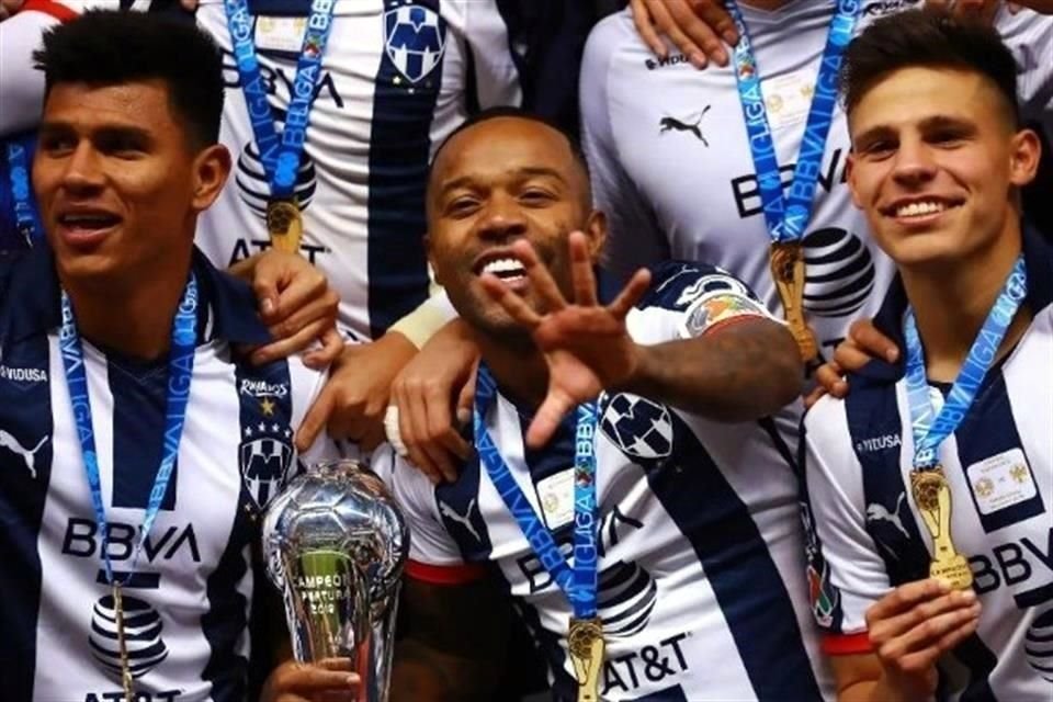 Jesús Gallardo (izq.) y Alfonso González (der.), quienes posan con Dorlan Pabon con el trofeo del Apertura 2019, salieron en este verano.