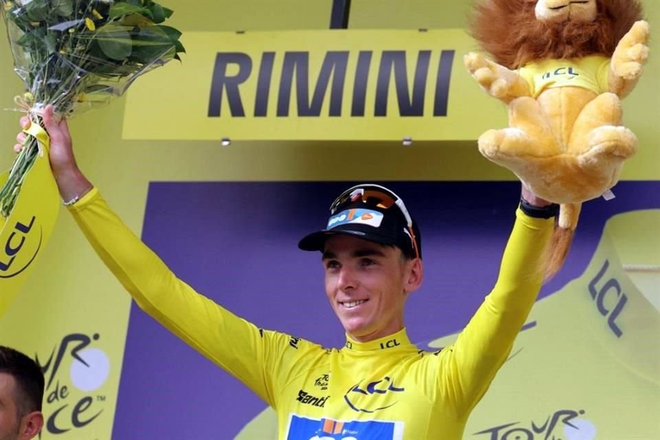 Aunque ya ha ganado etapas en el Tour de Francia, el francés Romain Bardet se colocó por primera vez el maillot amarillo de líder general.