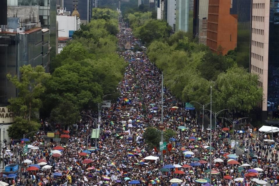 La 46 Marcha del Orgullo LGBT+ en la Ciudad de México avanzó desde el Ángel de la Independencia hasta llegar al Zócalo capitalino.