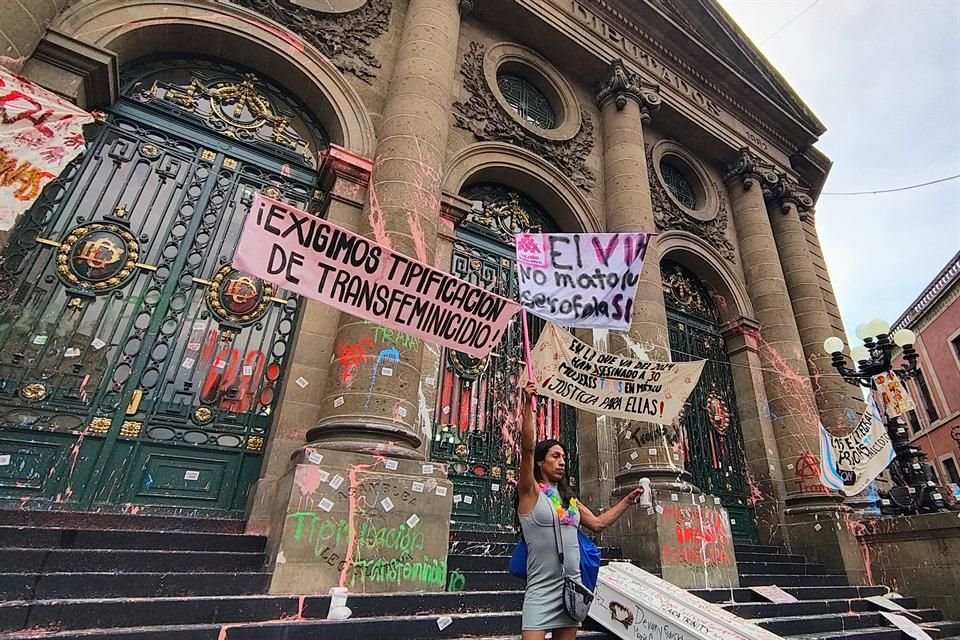 Activistas y miembros del Bloque Disidente realizaron pintas en la fachada del Congreso local en protesta por los nueve feminicidios que se han registrado en la Capital durante el 2024.