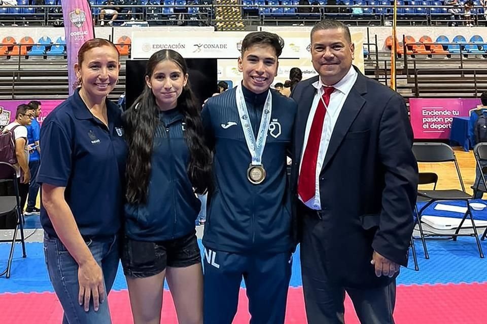 Liliana Elizondo (izq.), Alexa, Francisco y Francisco Garza.