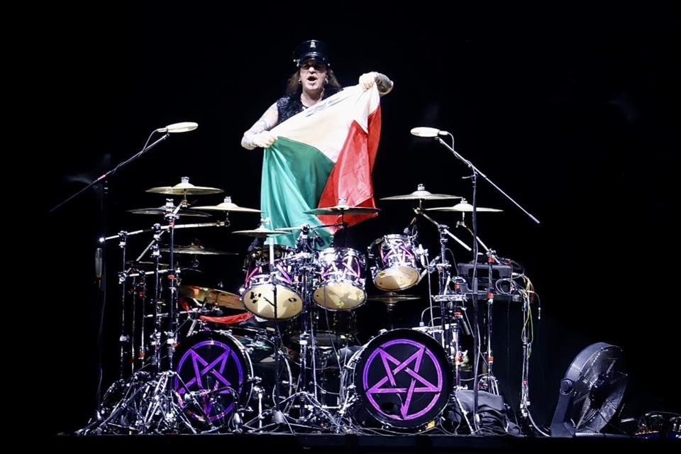 El baterista Txus di Fellatio agradeció a los mexicanos su incondicional apoyo.