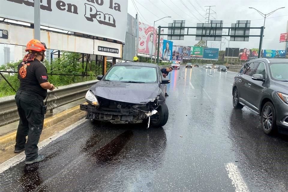 Un conductor pierde el control por pavimento mojado y choca contra un barandal de contención, sin reportarse heridos, en la Av. Gómez Morín.
