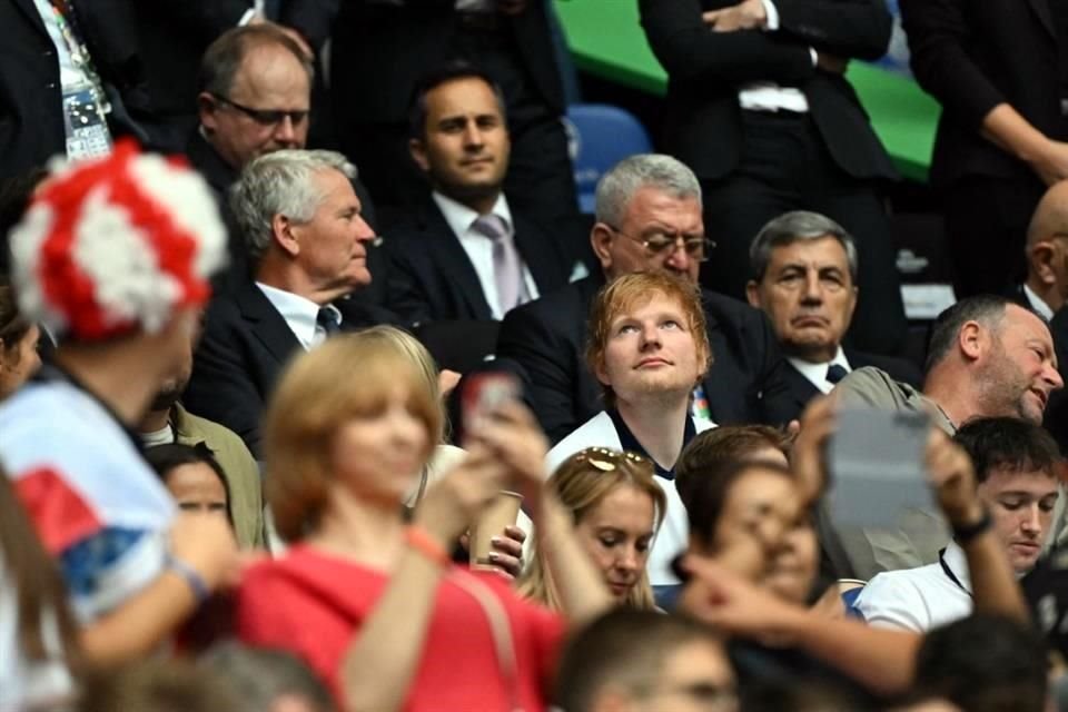 El cantante fue visto en las gradas padeciendo el cardíaco partido entre ambas selecciones, celebrado en  la Arena AufSchalke, en Gelsenkirchen, Alemania.