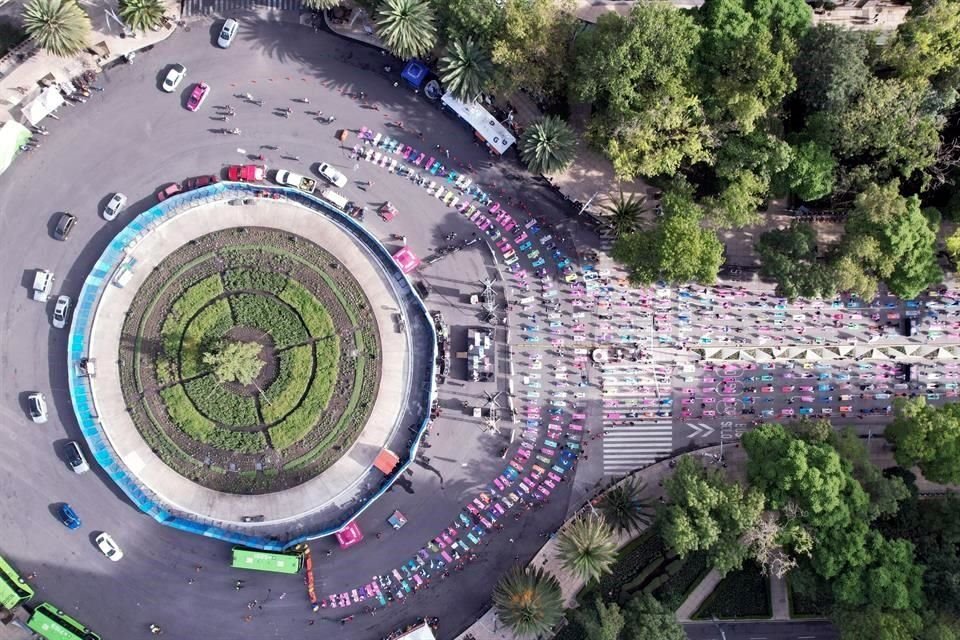En la clase masiva de yoga hubo mil 300 asistentes.
