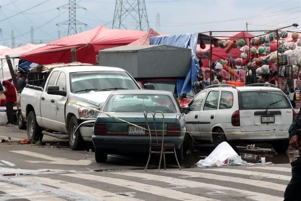 El incidente ocurrió cuando una camioneta tipo pickup embistió a las dos personas que se encontraban guardando mercancía.