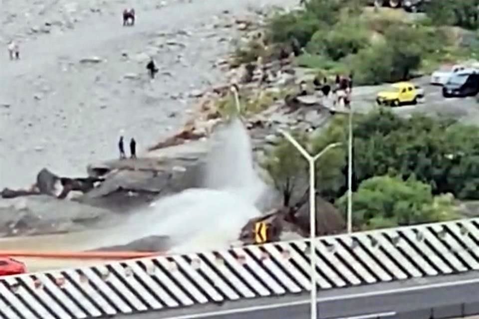 La fuerte presión del agua causó la fuga en el tubo de 48 pulgadas.